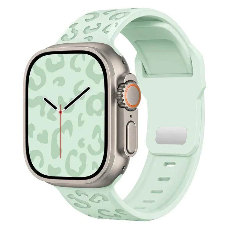 Konkaves Silikon-Uhrenarmband mit Leopardenmuster und Dornschließe, passend für Apple Watch 46 mm / 49 mm / 45 mm / 44 mm und 42 mm / 41 mm / 40 mm / 38 mm