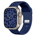 Konkaves Silikon-Uhrenarmband mit Leopardenmuster und Dornschließe, passend für Apple Watch 46 mm / 49 mm / 45 mm / 44 mm und 42 mm / 41 mm / 40 mm / 38 mm