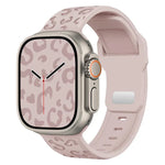 Konkaves Silikon-Uhrenarmband mit Leopardenmuster und Dornschließe, passend für Apple Watch 46 mm / 49 mm / 45 mm / 44 mm und 42 mm / 41 mm / 40 mm / 38 mm