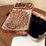 Galvanisierte TPU Pfauenrelief Strass Glitzer Handyhülle mit Linsenfolie, Für iPhone 17 Pro Max, Für iPhone 17 Pro, Für iPhone 17, Für iPhone 16 Pro Max, Für iPhone 16 Pro, Für iPhone 16 Plus, Für iPhone 16, Für iPhone 15 Pro Max