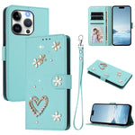 ZS01 Doppellagige Herzblumen Vegane Leder Handyhülle mit Handgelenkschlaufe, Für iPhone 15, Für iPhone 14 Plus, Für iPhone 14 / 13, Für iPhone 14 Pro, Für iPhone 14 Pro Max, Für iPhone 13 Pro Max