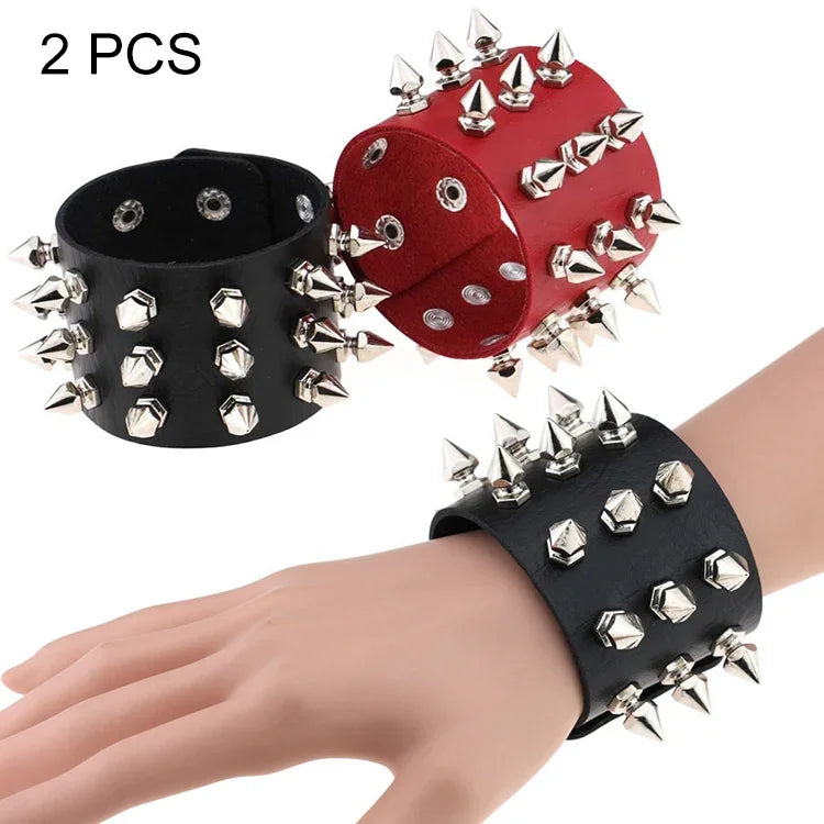 2er-Set modische Armbänder im europäischen und amerikanischen Punk-Stil mit übertrieben konischer Spitze und 3 Nietenreihen aus Leder, Farbauswahl zufällig