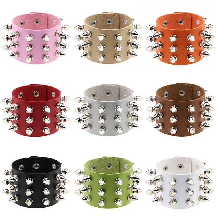 2er-Set modische Armbänder im europäischen und amerikanischen Punk-Stil mit übertrieben konischer Spitze und 3 Nietenreihen aus Leder, Farbauswahl zufällig
