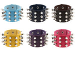 2er-Set modische Armbänder im europäischen und amerikanischen Punk-Stil mit übertrieben konischer Spitze und 3 Nietenreihen aus Leder, Farbauswahl zufällig