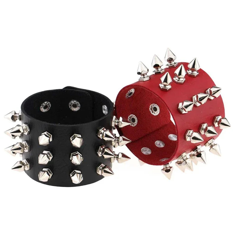 2er-Set modische Armbänder im europäischen und amerikanischen Punk-Stil mit übertrieben konischer Spitze und 3 Nietenreihen aus Leder, Farbauswahl zufällig