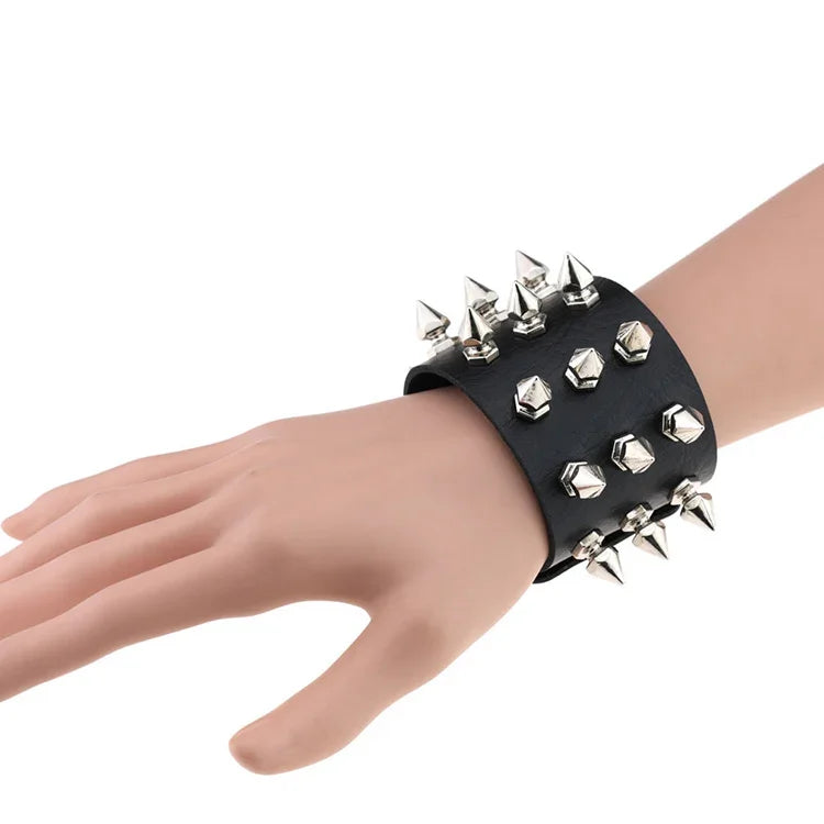 2er-Set modische Armbänder im europäischen und amerikanischen Punk-Stil mit übertrieben konischer Spitze und 3 Nietenreihen aus Leder, Farbauswahl zufällig