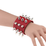 2er-Set modische Armbänder im europäischen und amerikanischen Punk-Stil mit übertrieben konischer Spitze und 3 Nietenreihen aus Leder, Farbauswahl zufällig