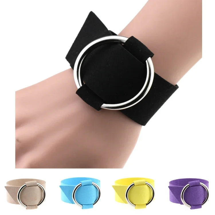2 Stück schlichte runde Samtarmbänder im europäischen und amerikanischen Stil, modisches Metallarmband, Farbauswahl zufällig