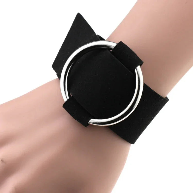2 Stück schlichte runde Samtarmbänder im europäischen und amerikanischen Stil, modisches Metallarmband, Farbauswahl zufällig