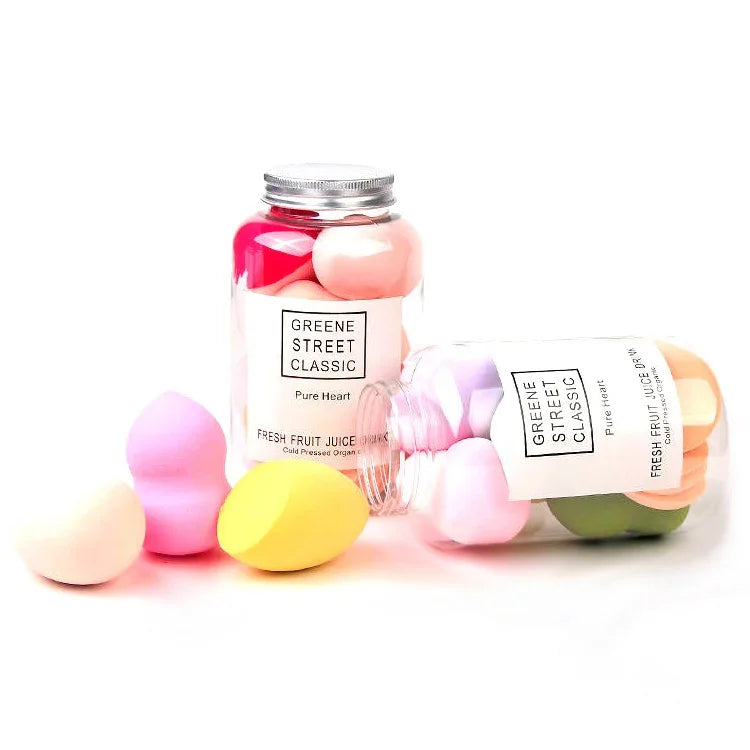 Set mit weichen Make-up-Schwämmen, Ei-Kosmetik-Puffs und Fläschchen, zufällige Farbauswahl