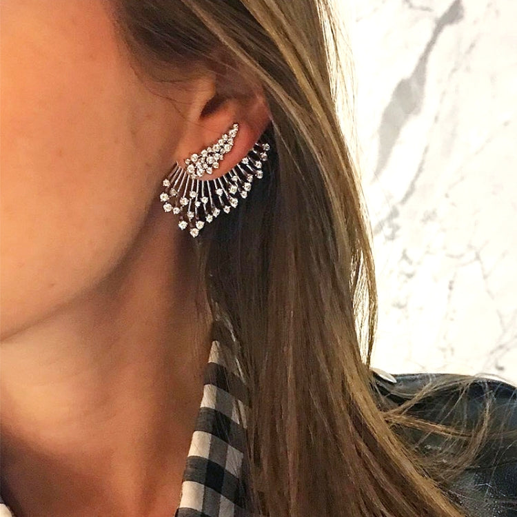 1 Stück Damen Diamantförmige silberne Blumen-Fächerförmige asymmetrische Ohrstecker