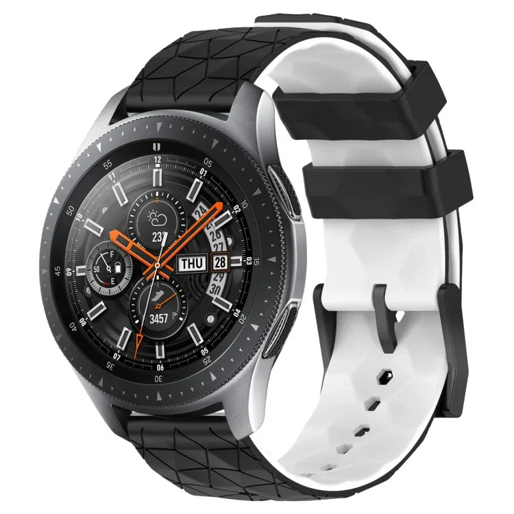 22 mm breites Silikonarmband mit Fußballmuster in zwei Farben, passend für Samsung Galaxy Watch3 (45 mm), Samsung Galaxy Watch (46 mm), Samsung Gear S3 Classic und Samsung Gear S3 Frontier.