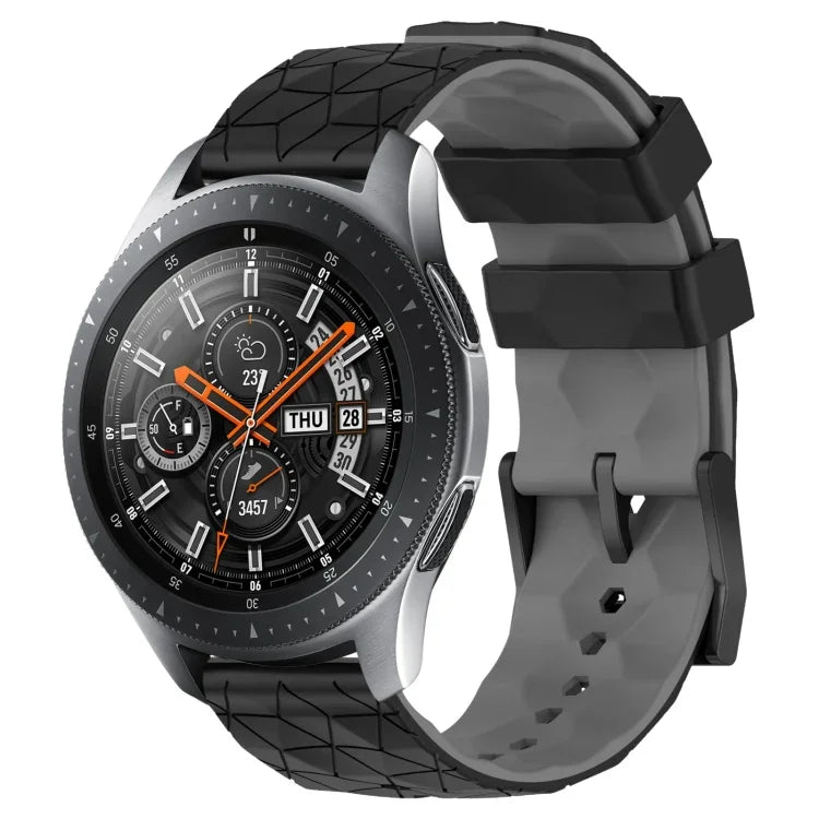 22 mm breites Silikonarmband mit Fußballmuster in zwei Farben, passend für Samsung Galaxy Watch3 (45 mm), Samsung Galaxy Watch (46 mm), Samsung Gear S3 Classic und Samsung Gear S3 Frontier.