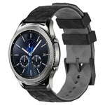 22 mm breites Silikonarmband mit Fußballmuster in zwei Farben, passend für Samsung Galaxy Watch3 (45 mm), Samsung Galaxy Watch (46 mm), Samsung Gear S3 Classic und Samsung Gear S3 Frontier.