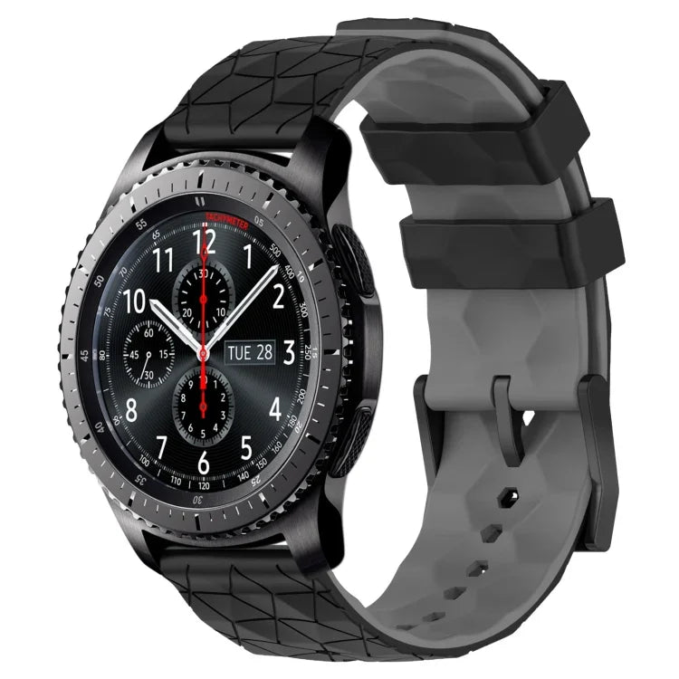 22 mm breites Silikonarmband mit Fußballmuster in zwei Farben, passend für Samsung Galaxy Watch3 (45 mm), Samsung Galaxy Watch (46 mm), Samsung Gear S3 Classic und Samsung Gear S3 Frontier.