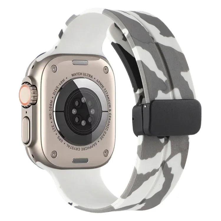 Silikonarmband mit Magnetverschluss in Camouflage-Optik, passend für Apple Watch Ultra (49 mm), Apple Watch Series 8 &amp; 7 (45 mm) und Apple Watch Series 8 &amp; 7 (41 mm).