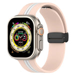 Zweifarbiges Silikonarmband mit Magnetverschluss, passend für Apple Watch Ultra (49 mm), Apple Watch Series 8 &amp; 7 (45 mm) und Apple Watch Series 8 &amp; 7 (41 mm).