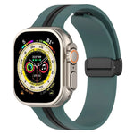 Zweifarbiges Silikonarmband mit Magnetverschluss, passend für Apple Watch Ultra (49 mm), Apple Watch Series 8 &amp; 7 (45 mm) und Apple Watch Series 8 &amp; 7 (41 mm).