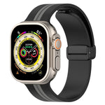 Zweifarbiges Silikonarmband mit Magnetverschluss, passend für Apple Watch Ultra (49 mm), Apple Watch Series 8 &amp; 7 (45 mm) und Apple Watch Series 8 &amp; 7 (41 mm).