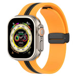 Zweifarbiges Silikonarmband mit Magnetverschluss, passend für Apple Watch Ultra (49 mm), Apple Watch Series 8 &amp; 7 (45 mm) und Apple Watch Series 8 &amp; 7 (41 mm).