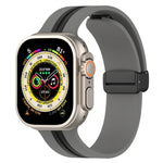 Zweifarbiges Silikonarmband mit Magnetverschluss, passend für Apple Watch Ultra (49 mm), Apple Watch Series 8 &amp; 7 (45 mm) und Apple Watch Series 8 &amp; 7 (41 mm).