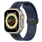 Zweifarbiges Silikonarmband mit Magnetverschluss, passend für Apple Watch Ultra (49 mm), Apple Watch Series 8 &amp; 7 (45 mm) und Apple Watch Series 8 &amp; 7 (41 mm).