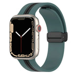 Zweifarbiges Silikonarmband mit Magnetverschluss, passend für Apple Watch Ultra (49 mm), Apple Watch Series 8 &amp; 7 (45 mm) und Apple Watch Series 8 &amp; 7 (41 mm).