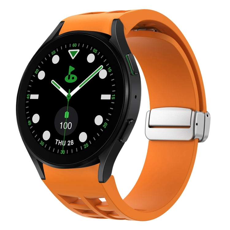 Richard Magnetisches faltbares silbernes Schnallen-Silikon-Uhrenarmband, für Samsung Galaxy Watch FE 40mm, für Sansung Galaxy Watch 5 Pro Golf Edition, für Samsung Galaxy Watch 5 Golf Edition