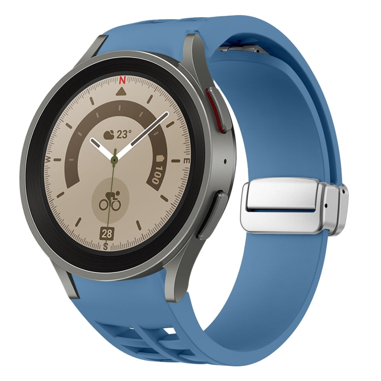 Richard Magnetisches faltbares silbernes Schnallen-Silikon-Uhrenarmband, für Sansung Galaxy Watch 5 Pro 45mm, für Samsung Galaxy Watch 7 40 / 44mm, für Samsung Galaxy Watch 6 Classic 43 / 47mm
