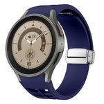 Richard Magnetisches faltbares silbernes Schnallen-Silikon-Uhrenarmband, für Sansung Galaxy Watch 5 Pro 45mm, für Samsung Galaxy Watch 7 40 / 44mm, für Samsung Galaxy Watch 6 Classic 43 / 47mm