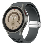 Richard Magnetisches faltbares silbernes Schnallen-Silikon-Uhrenarmband, für Sansung Galaxy Watch 5 Pro 45mm, für Samsung Galaxy Watch 7 40 / 44mm, für Samsung Galaxy Watch 6 Classic 43 / 47mm