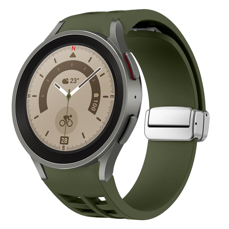 Richard Magnetisches faltbares silbernes Schnallen-Silikon-Uhrenarmband, für Sansung Galaxy Watch 5 Pro 45mm, für Samsung Galaxy Watch 7 40 / 44mm, für Samsung Galaxy Watch 6 Classic 43 / 47mm