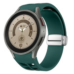 Richard Magnetisches faltbares silbernes Schnallen-Silikon-Uhrenarmband, für Sansung Galaxy Watch 5 Pro 45mm, für Samsung Galaxy Watch 7 40 / 44mm, für Samsung Galaxy Watch 6 Classic 43 / 47mm