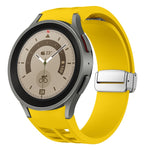 Richard Magnetisches faltbares silbernes Schnallen-Silikon-Uhrenarmband, für Sansung Galaxy Watch 5 Pro 45mm, für Samsung Galaxy Watch 7 40 / 44mm, für Samsung Galaxy Watch 6 Classic 43 / 47mm