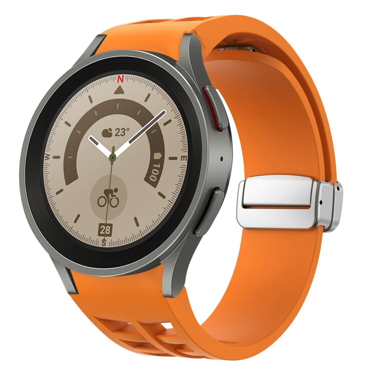 Richard Magnetisches faltbares silbernes Schnallen-Silikon-Uhrenarmband, für Sansung Galaxy Watch 5 Pro 45mm, für Samsung Galaxy Watch 7 40 / 44mm, für Samsung Galaxy Watch 6 Classic 43 / 47mm