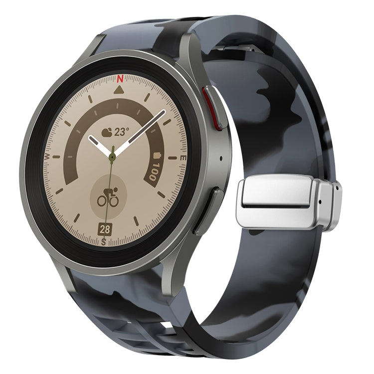 Richard Magnetisches faltbares silbernes Schnallen-Silikon-Uhrenarmband, für Sansung Galaxy Watch 5 Pro 45mm, für Samsung Galaxy Watch 7 40 / 44mm, für Samsung Galaxy Watch 6 Classic 43 / 47mm