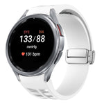 Richard Magnetisches faltbares silbernes Schnallen-Silikon-Uhrenarmband, für Sansung Galaxy Watch 5 Pro 45mm, für Samsung Galaxy Watch 7 40 / 44mm, für Samsung Galaxy Watch 6 Classic 43 / 47mm