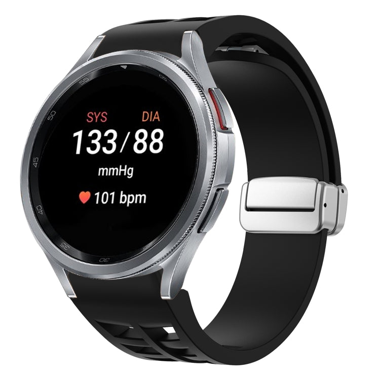 Richard Magnetisches faltbares silbernes Schnallen-Silikon-Uhrenarmband, für Sansung Galaxy Watch 5 Pro 45mm, für Samsung Galaxy Watch 7 40 / 44mm, für Samsung Galaxy Watch 6 Classic 43 / 47mm