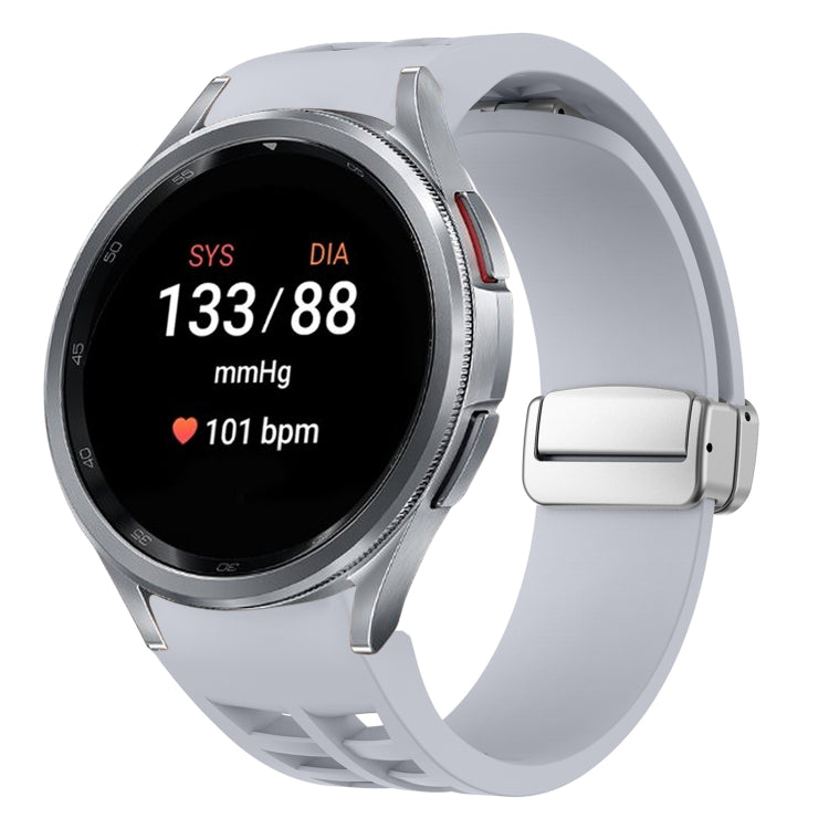 Richard Magnetisches faltbares silbernes Schnallen-Silikon-Uhrenarmband, für Sansung Galaxy Watch 5 Pro 45mm, für Samsung Galaxy Watch 7 40 / 44mm, für Samsung Galaxy Watch 6 Classic 43 / 47mm
