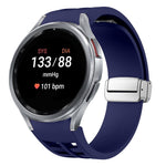 Richard Magnetisches faltbares silbernes Schnallen-Silikon-Uhrenarmband, für Sansung Galaxy Watch 5 Pro 45mm, für Samsung Galaxy Watch 7 40 / 44mm, für Samsung Galaxy Watch 6 Classic 43 / 47mm