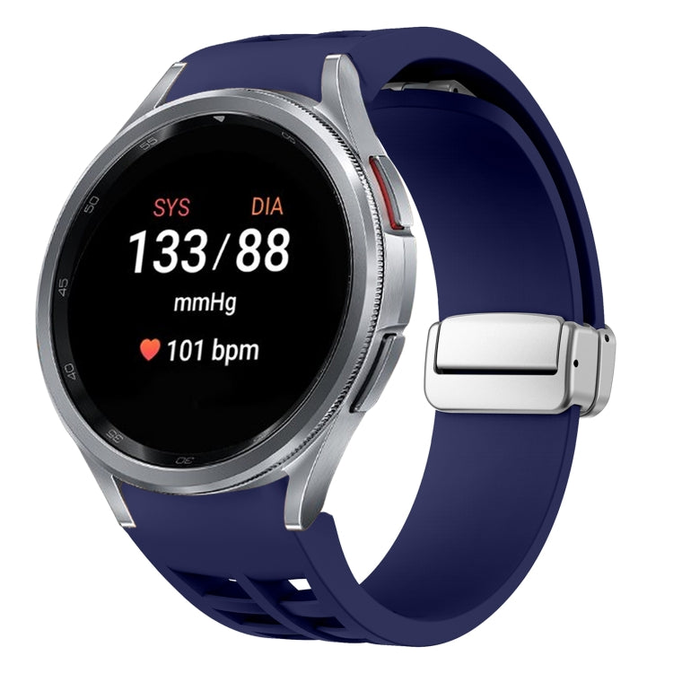 Richard Magnetisches faltbares silbernes Schnallen-Silikon-Uhrenarmband, für Sansung Galaxy Watch 5 Pro 45mm, für Samsung Galaxy Watch 7 40 / 44mm, für Samsung Galaxy Watch 6 Classic 43 / 47mm
