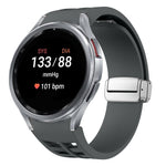 Richard Magnetisches faltbares silbernes Schnallen-Silikon-Uhrenarmband, für Sansung Galaxy Watch 5 Pro 45mm, für Samsung Galaxy Watch 7 40 / 44mm, für Samsung Galaxy Watch 6 Classic 43 / 47mm