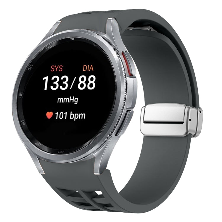 Richard Magnetisches faltbares silbernes Schnallen-Silikon-Uhrenarmband, für Sansung Galaxy Watch 5 Pro 45mm, für Samsung Galaxy Watch 7 40 / 44mm, für Samsung Galaxy Watch 6 Classic 43 / 47mm