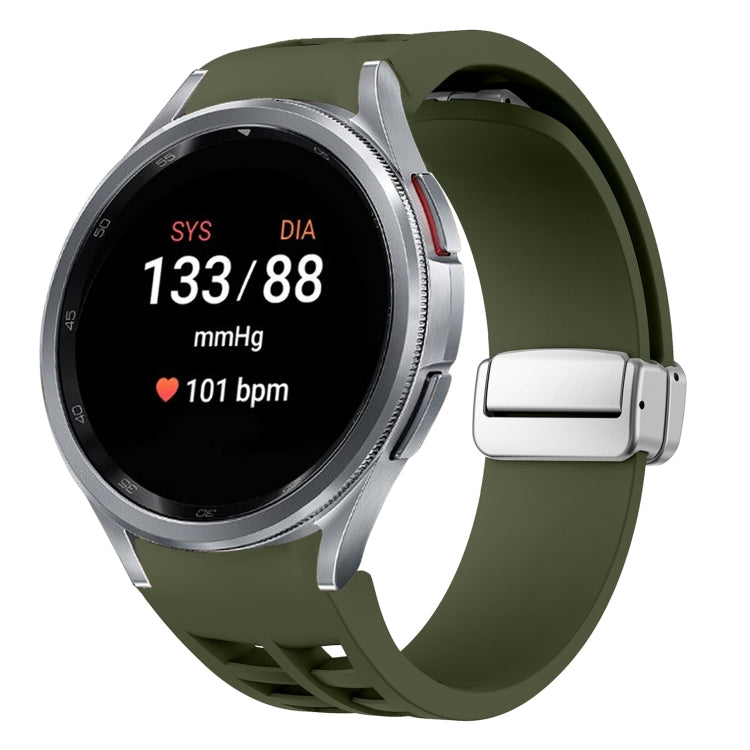 Richard Magnetisches faltbares silbernes Schnallen-Silikon-Uhrenarmband, für Sansung Galaxy Watch 5 Pro 45mm, für Samsung Galaxy Watch 7 40 / 44mm, für Samsung Galaxy Watch 6 Classic 43 / 47mm