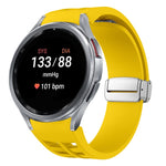 Richard Magnetisches faltbares silbernes Schnallen-Silikon-Uhrenarmband, für Sansung Galaxy Watch 5 Pro 45mm, für Samsung Galaxy Watch 7 40 / 44mm, für Samsung Galaxy Watch 6 Classic 43 / 47mm