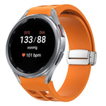 Richard Magnetisches faltbares silbernes Schnallen-Silikon-Uhrenarmband, für Sansung Galaxy Watch 5 Pro 45mm, für Samsung Galaxy Watch 7 40 / 44mm, für Samsung Galaxy Watch 6 Classic 43 / 47mm