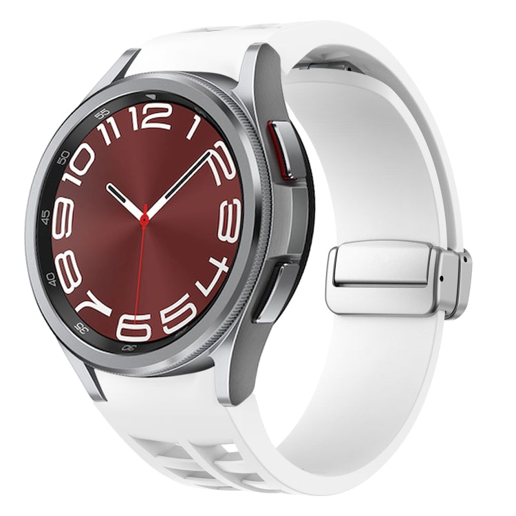 Richard Magnetisches faltbares silbernes Schnallen-Silikon-Uhrenarmband, für Sansung Galaxy Watch 5 Pro 45mm, für Samsung Galaxy Watch 7 40 / 44mm, für Samsung Galaxy Watch 6 Classic 43 / 47mm