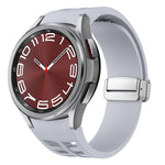 Richard Magnetisches faltbares silbernes Schnallen-Silikon-Uhrenarmband, für Sansung Galaxy Watch 5 Pro 45mm, für Samsung Galaxy Watch 7 40 / 44mm, für Samsung Galaxy Watch 6 Classic 43 / 47mm