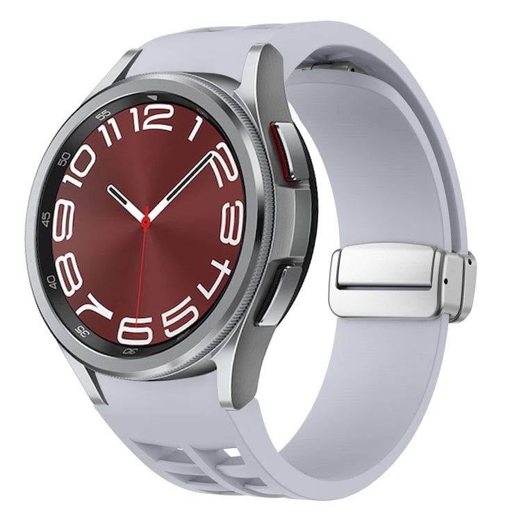Richard Magnetisches faltbares silbernes Schnallen-Silikon-Uhrenarmband, für Sansung Galaxy Watch 5 Pro 45mm, für Samsung Galaxy Watch 7 40 / 44mm, für Samsung Galaxy Watch 6 Classic 43 / 47mm