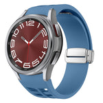 Richard Magnetisches faltbares silbernes Schnallen-Silikon-Uhrenarmband, für Sansung Galaxy Watch 5 Pro 45mm, für Samsung Galaxy Watch 7 40 / 44mm, für Samsung Galaxy Watch 6 Classic 43 / 47mm